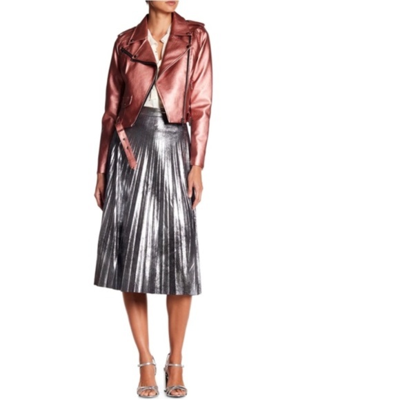 Romeo & Juliet Couture Dresses & Skirts - HP🎉 Romeo & Juliet Couture Metallic Pleated Skirt